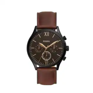 Reloj Fossil BQ2453 con esfera negra y correa de cuero marrón, estilo elegante y moderno.