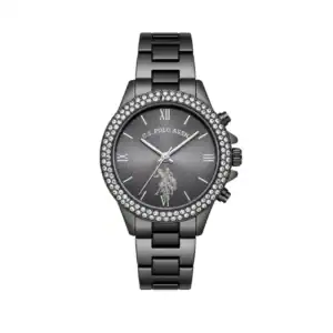 Reloj US Polo Assn con esfera gris y detalles en cristales, estilo elegante y moderno.